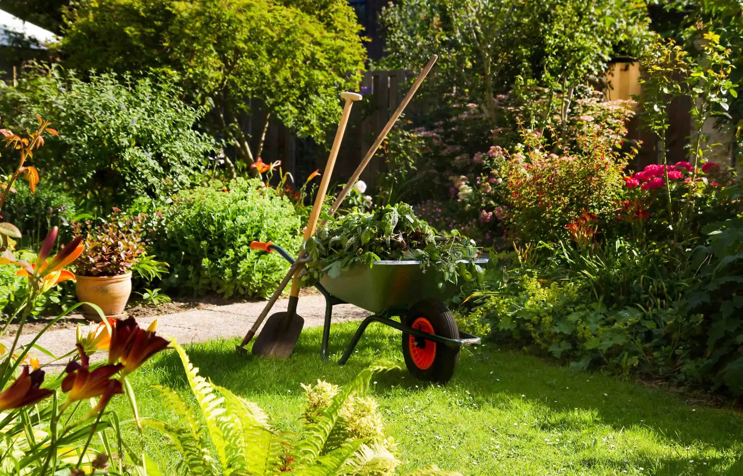 Arbeiten mit der Schubkarre im Garten