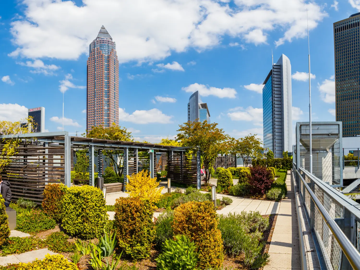 Frankfurt am Main, der Skyline Garden auf dem Dach der Skyline plaza. April 2017.