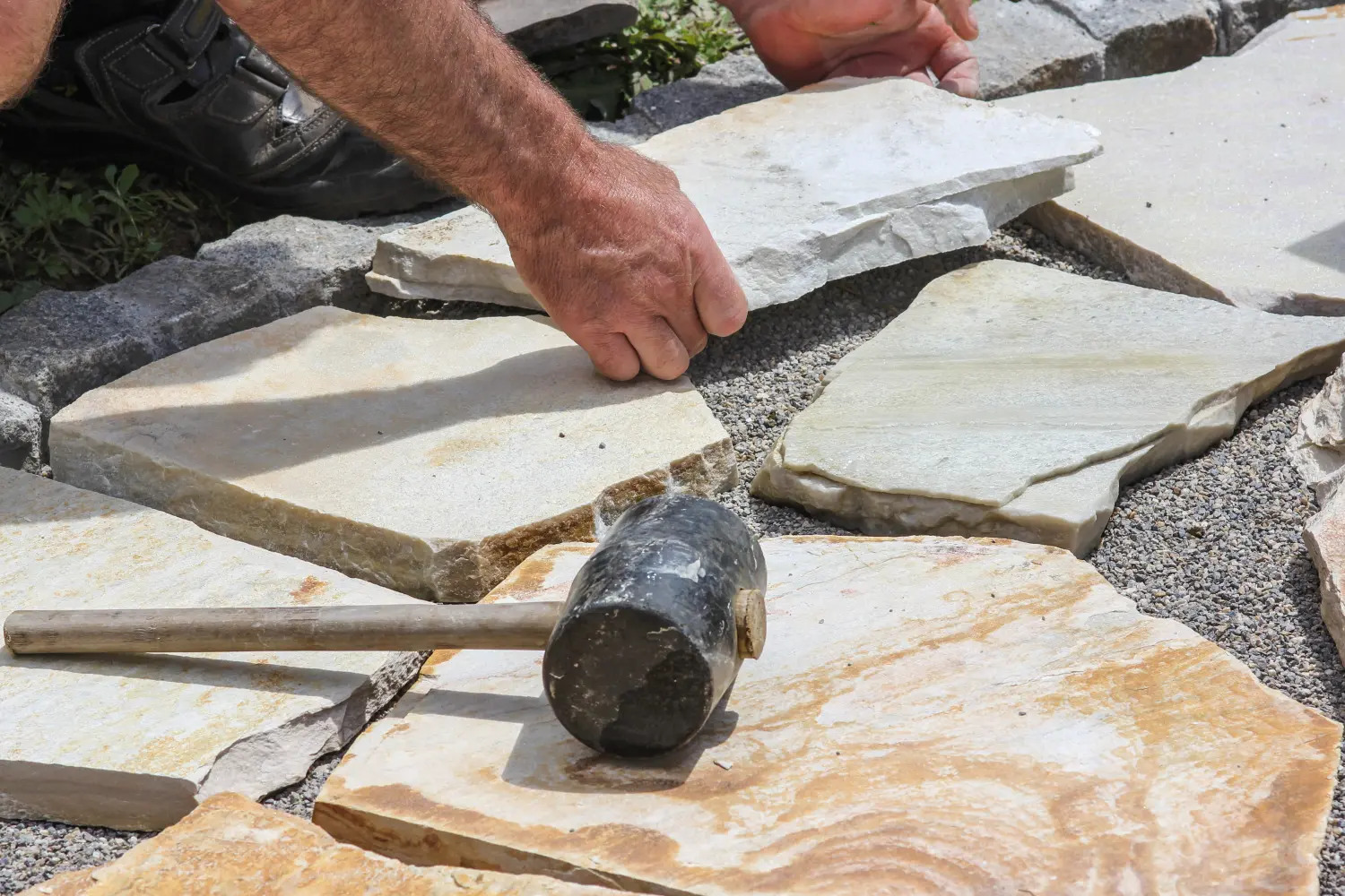 Verlegen von Natursteinplatten