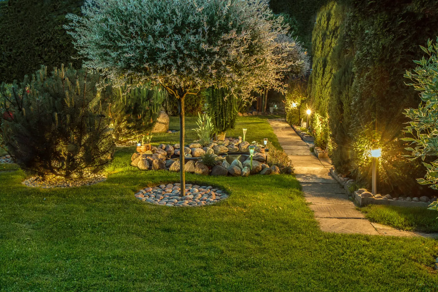 Garten mit Lampen beleuchtet