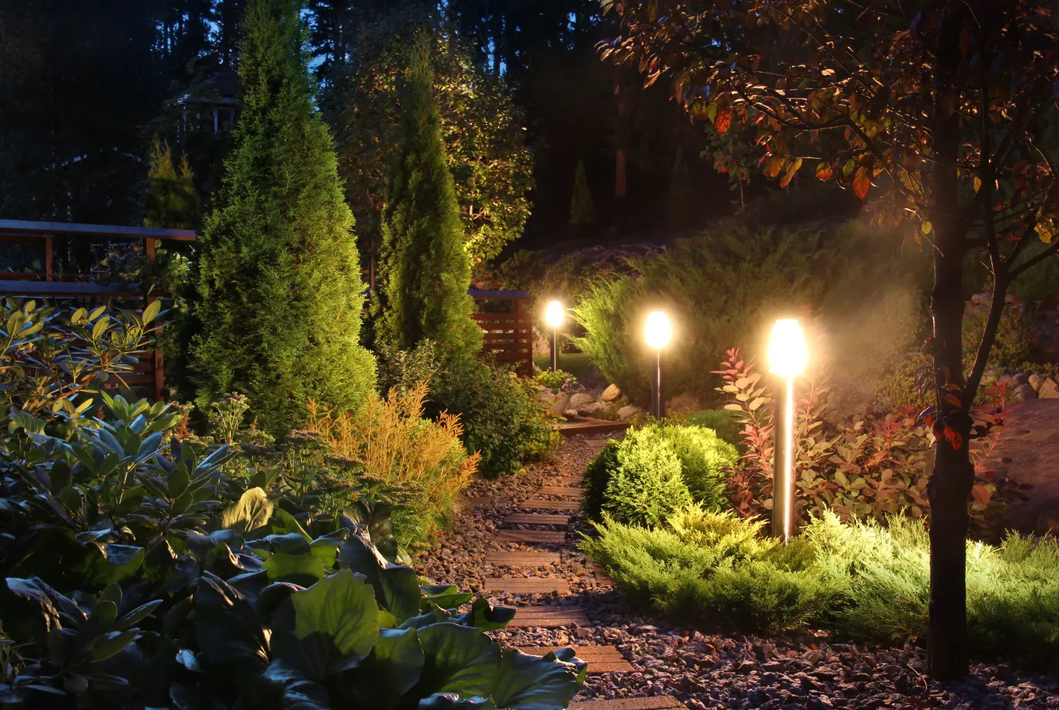 Beleuchtete Gartenweg-Terrasse